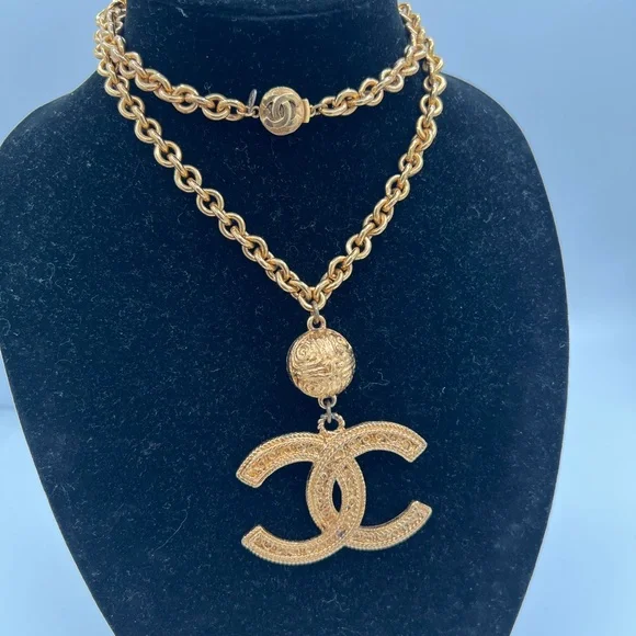 Chanel 24k gold plated vintage large CC logo necklace ❤️ - Picture 3 of 7